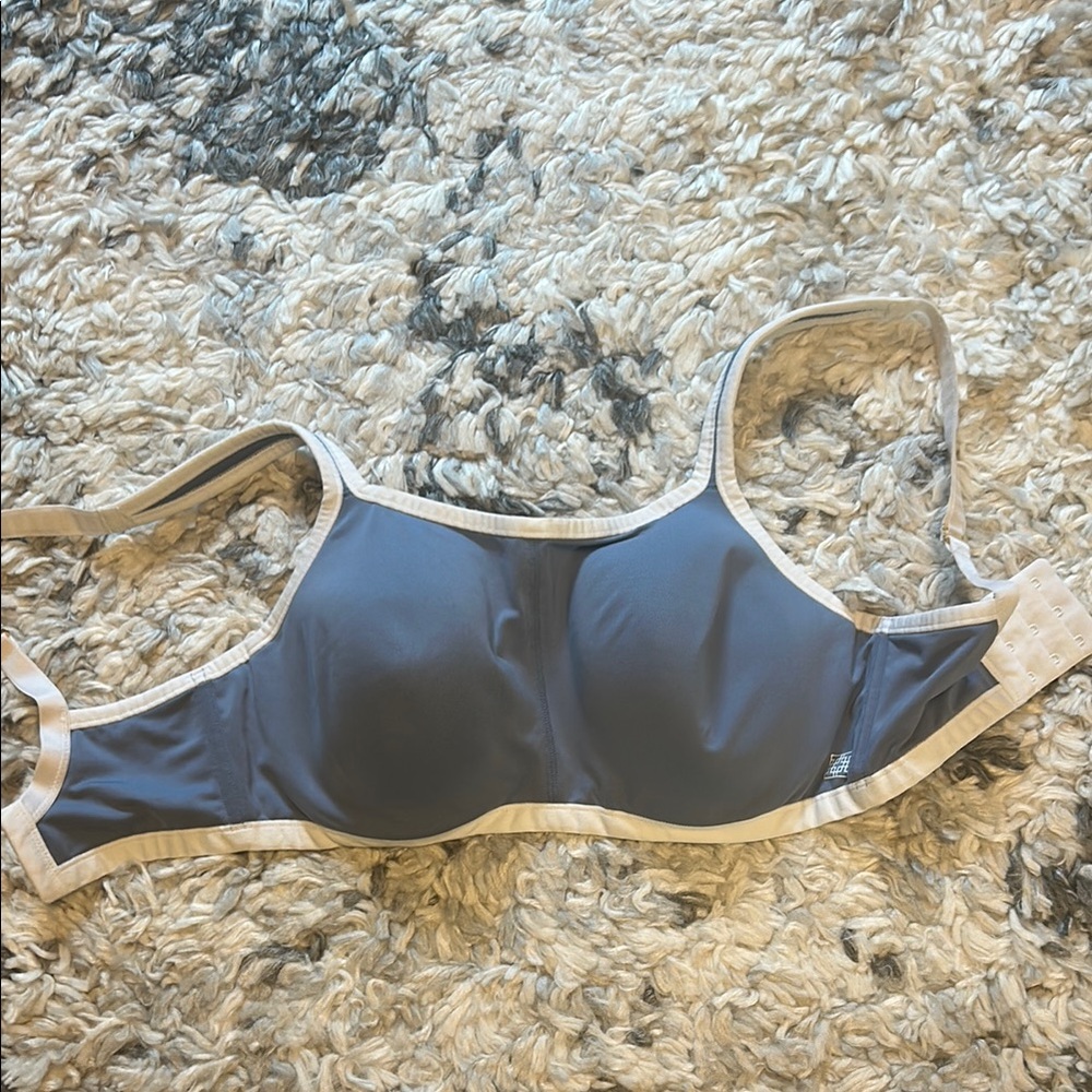 Women's Natori Blue and White Bra size 32dd only worn twice GREAT condition